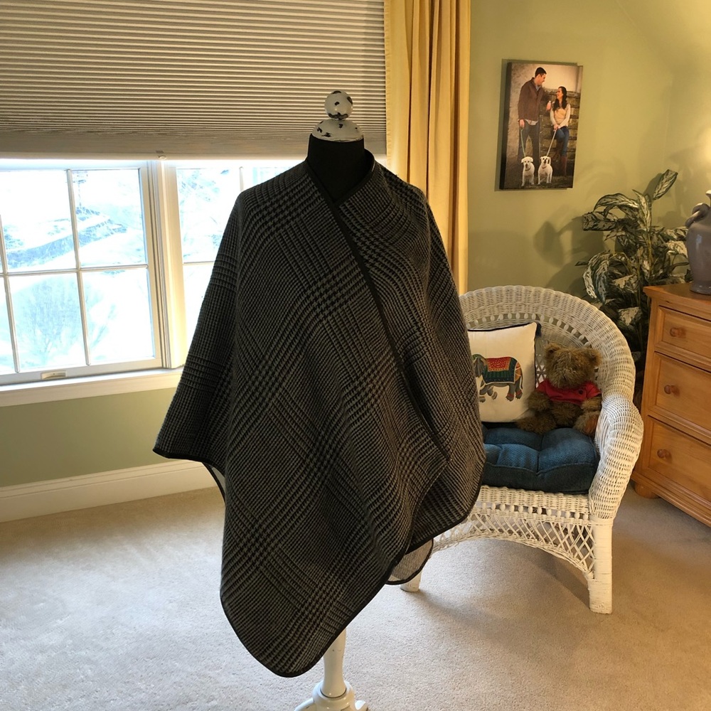 ReversibleShaw / cape with vegan leather trim